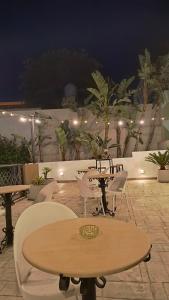 eine Terrasse mit Tischen und Stühlen in der Nacht in der Unterkunft HDA Hotel & Spa in Termas de Río Hondo