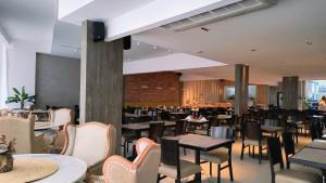 Ein Restaurant oder anderes Speiselokal in der Unterkunft HDA Hotel & Spa 