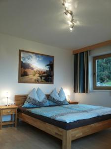 Tempat tidur dalam kamar di Ferienhaus Marlen