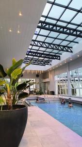 Ein Pool in einem Gebäude, in dem Menschen schwimmen. in der Unterkunft HDA Hotel & Spa in Termas de Río Hondo