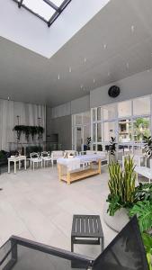 ein großes Wohnzimmer mit Tischen und Stühlen in der Unterkunft HDA Hotel & Spa in Termas de Río Hondo