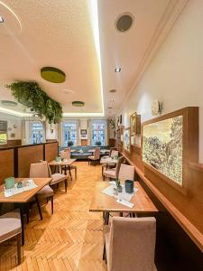 ein Restaurant mit Tischen und Stühlen in einem Zimmer in der Unterkunft Hotel Elefant in Salzburg