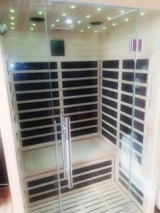 - Ducha a ras de suelo con puerta de cristal en Appartements avec balnéo et sauna privatif - Troyes Centre, en Troyes