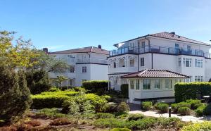 宾茨Residenz am Klünderberg by Rujana的一座前面有花园的白色大楼