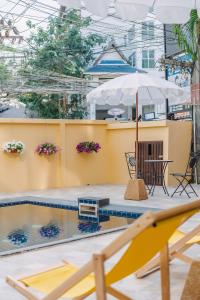 Piscina de la sau aproape de Bauman-Ville Hotel Patong