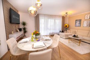 Gallery image of Luxx Home BC, Zentral - Balkon - Parkplatz - voll ausgestattete Küche in Biberach an der Riß