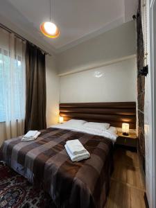 um quarto com uma cama grande com duas toalhas em Apartments Pushkin Street em Yerevan