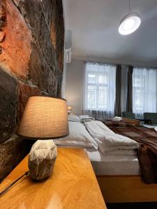 1 dormitorio con 1 cama y 1 lámpara en una mesa en Apartments Pushkin Street en Ereván