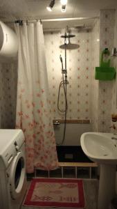 カルプにあるAppartemento ALAMO PLAYA LA FOSSAのバスルーム(シャワー、シンク付)