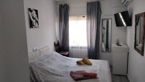 sypialnia z łóżkiem, lustrem i oknem w obiekcie Appartemento ALAMO PLAYA LA FOSSA w mieście Calpe