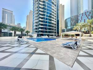 المسبح في Wonderful 1BR Apt with Marina view أو بالجوار