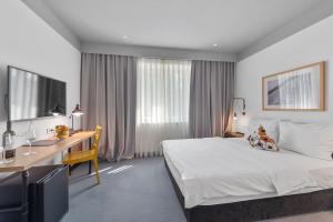 Pokój hotelowy z łóżkiem i biurkiem w obiekcie The Loop Hotel w Zagrzebiu +37 zdjęć
