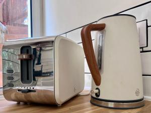 a toaster sitting on top of a counter at Casa con vistas a la montaña, cerca a la costa entre Arriondas y Ribadesella in Cangas de Onís