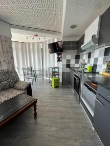 kuchnia z kanapą i stołem w obiekcie Appartemento ALAMO PLAYA LA FOSSA w mieście Calpe