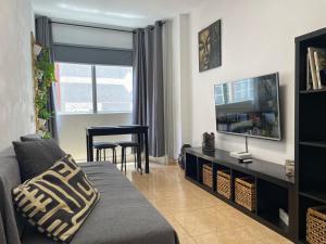 Televízia a/alebo spoločenská miestnosť v ubytovaní BKD1 - Apartamento entero a 50 metros PLAYA DE LAS CANTERAS