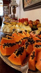 uma mesa com vários tipos diferentes de alimentos em Suítes Casa da Colônia em Paraty