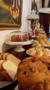 una mesa con un montón de pan y repostería en Suítes Casa da Colônia, en Paraty