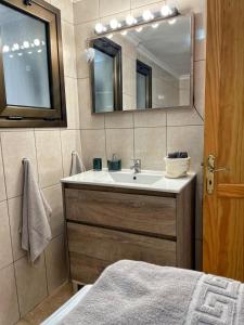 y baño con lavabo y espejo. en BKD1 - Apartamento entero a 50 metros PLAYA DE LAS CANTERAS, en Las Palmas de Gran Canaria