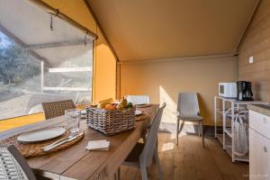Kuchyň nebo kuchyňský kout v ubytování Glamping Tuscany - Podere Cortesi