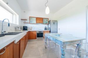 a kitchen with a marble counter top and a table at Villa Medea in Casarano