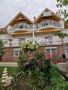 Budova, kde se apartmán nachází + 12 fotografií