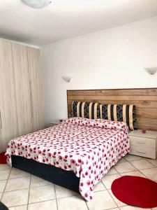 ein Schlafzimmer mit einem Bett mit einer roten Decke darauf in der Unterkunft 2 bedrooms house at Badalucco 8 km away from the beach in Badalucco