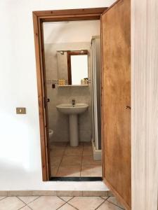 ein Bad mit einem Waschbecken und einem WC in der Unterkunft 2 bedrooms house at Badalucco 8 km away from the beach in Badalucco