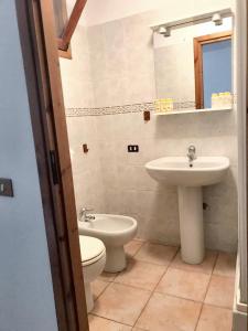 ein Bad mit einem WC und einem Waschbecken in der Unterkunft 2 bedrooms house at Badalucco 8 km away from the beach in Badalucco