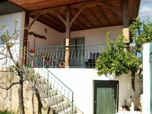 Un balcón de una casa con una escalera en 5 bedrooms house with furnished terrace and wifi at Braganca 2 km away from the beach, en Bragança