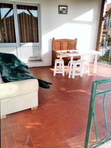 un patio con sofá, mesa y sillas en 5 bedrooms house with furnished terrace and wifi at Braganca 2 km away from the beach en Bragança