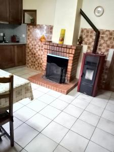 cocina con chimenea de ladrillo en una habitación en 5 bedrooms house with furnished terrace and wifi at Braganca 2 km away from the beach en Bragança