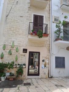 um edifício com uma porta, uma janela e plantas em Borgo Fontana B&B em Bari