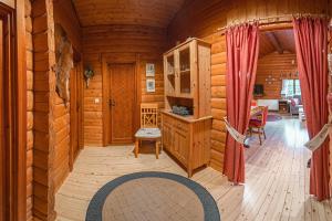 a room with a wooden cabin with a wooden floor at Schwedenhaus Uplandalm Willingen in Bömighausen