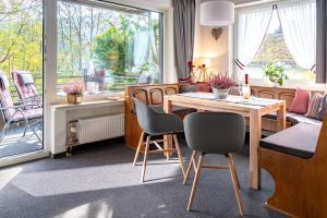 uma sala de estar com uma mesa de jantar e cadeiras em Bergglück Willingen em Willingen