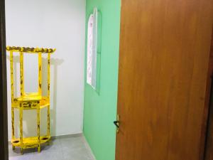 una camera con scala gialla accanto a una porta di hospedagem Manaká proximo ao Centro vista incrível a Cunha