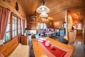 a living room with a couch and a table in a cabin at Bergchalet La Roubine Willingen in Neerdar
