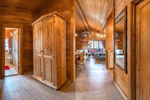 a log cabin hallway with wooden walls and a dining room at Bergchalet La Roubine Willingen in Neerdar
