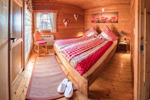 a bedroom with a bed in a wooden cabin at Bergchalet La Roubine Willingen in Neerdar