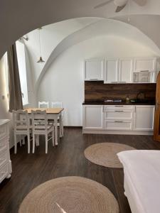 eine Küche und ein Esszimmer mit einem Tisch und Stühlen in der Unterkunft Penzion Kaplanka in Znojmo