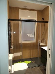 La salle de bains est pourvue de toilettes, d'un lavabo et d'une fenêtre. dans l'établissement Bilbao ciudad del mundo, piso 90 m2, Parking gratis, arte teletrabajo y ocio,, à Bilbao