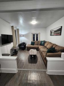 uma sala de estar com um sofá e uma mesa em Oasis de la Baie em Port-Daniel