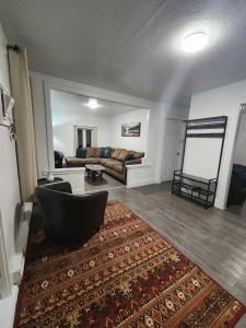 - un salon avec un canapé et un tapis dans l'établissement Oasis de la Baie, à Port-Daniel