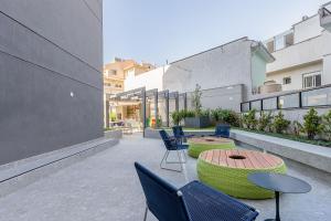 a patio with chairs and tables on a building at Studios modernos e completos ao lado da estação Vila Mariana in Sao Paulo