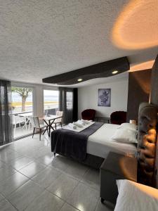 Habitación de hotel con cama, mesa y sillas en İdeal Butik Otel, en Arnavutköy