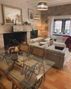 Casa Bohême في Caunes-Minervois: غرفة معيشة مع أريكة وطاولة