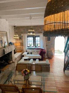 Casa Bohême في Caunes-Minervois: غرفة معيشة مع أريكة ومدفأة