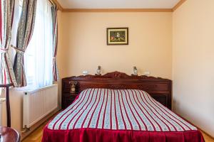 Postel nebo postele na pokoji v ubytování Fried Kastély Hotel Simontornya