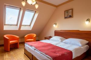 Postel nebo postele na pokoji v ubytování Fried Kastély Hotel Simontornya