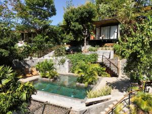 una casa con una piscina di fronte di Costeño River Minca a Minca