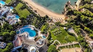 uma vista aérea de um resort ao lado de uma praia em Vila Vita Parc em Armação de Pêra